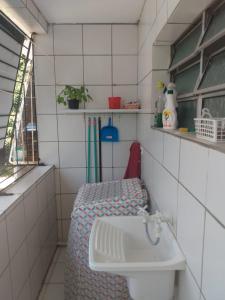een kleine badkamer met een wastafel en een toilet bij Casa pertinho da praia in Paulista