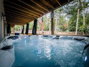 a hot tub in the middle of a room at Season 4 Escape - Managed by Gr8Escapes in Massanutten