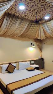 سرير أو أسرّة في غرفة في Luxury tent cottages between nature