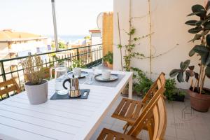 un tavolo bianco su un balcone con tavolo e sedie di [Penthouse with Terrace] • Sea 5Min • Trains 4Min a Varazze