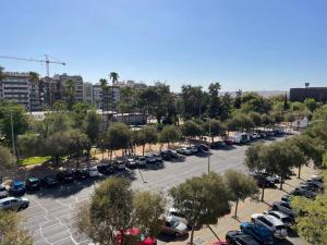 um parque de estacionamento com um monte de carros estacionados em Apartamento La Victoria em Córdoba