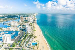 an aerial view of a beach and the ocean at Luxury 3bd/2ba near Beach & Las Olas in Fort Lauderdale