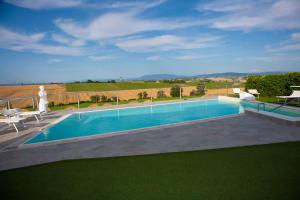 Spina的住宿－IL FIORE DI SPINA，庭院中间的游泳池