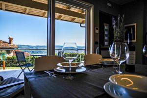 tavolo da pranzo con bicchieri da vino e vista di Vista Langhe - CerratoHouses a Guarene