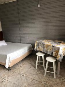 Hospedaria Mirante da Maré ap8 في إيمبيتوبا: غرفة نوم بسريرين و طابقين
