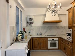 Kuchyňa alebo kuchynka v ubytovaní Grand logement Centre Ville Massy