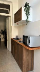 a kitchen with a microwave and a sink at Casa Myda in Bari