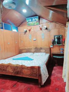 a bedroom with a bed in a room at H.B.victoria Garden in Srinagar