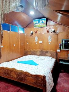 Bett in der Mitte eines Zimmers in der Unterkunft H.B.victoria Garden in Srinagar