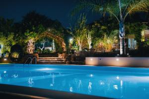 una piscina frente a una casa por la noche en Emesh Boutique Suite, en Agrigento