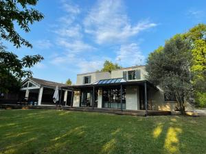 an exterior view of a house with a yard at Le Clos des Lilas in Graves