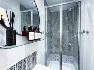 ブリストルにあるBoutique Townhouse - Sleeps up to 8 - Perfect for Families & Groups!のガラスのシャワーと洗面台を備えたバスルーム