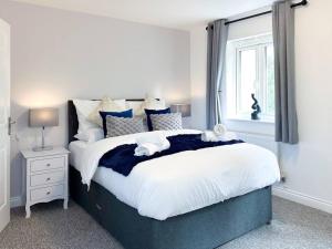 ブリストルにあるBoutique Townhouse - Sleeps up to 8 - Perfect for Families & Groups!の大きなベッドと窓のある寝室