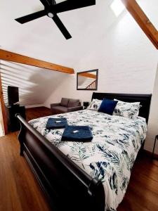 um quarto com uma cama e uma ventoinha de tecto em Carras Loft Villa Near the Sea Sleeps 5 em Mandurah