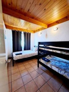 um quarto com 2 camas e um tecto de madeira em Carras Loft Villa Near the Sea Sleeps 5 em Mandurah