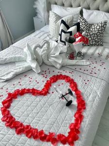 維斯瓦的住宿－Pokoje Marilyn Monroe，红玫瑰制成的心床