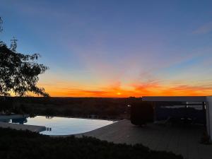 - une vue sur le coucher du soleil depuis un bâtiment dans l'établissement Herdade Do Charito, à Elvas