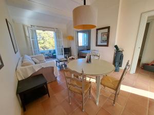een woonkamer met een tafel en een bank bij Appartement F2 dans le golf de Saint-Endréol in La Motte