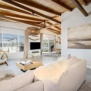 uma sala de estar com um sofá branco e uma mesa em View Joshua Tree from the Desert D-LUX em Twentynine Palms