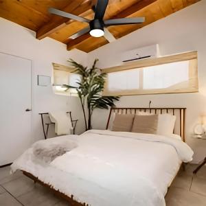 um quarto com uma cama e uma ventoinha de tecto em View Joshua Tree from the Desert D-LUX em Twentynine Palms