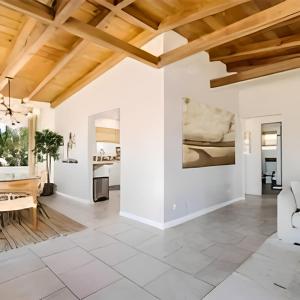 una sala de estar con paredes blancas y techos de madera. en View Joshua Tree from the Desert D-LUX, en Twentynine Palms