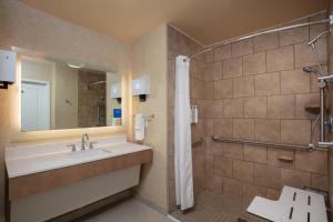 Cordelia JunctionHomewood Suites by Hilton Fairfield-Napa Valley Area的带水槽和淋浴的浴室
