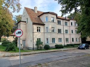 een straatbord voor een groot gebouw bij Klaipeda,Lithuania in Klaipėda