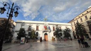 un gran edificio blanco con gente caminando alrededor en Apartamento Lirio de Agua Granada centro, en Granada