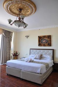 Un pat sau paturi într-o cameră la Hotel Suites Bat Yam