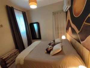 ein Schlafzimmer mit einem Bett mit zwei Kissen darauf in der Unterkunft «l’Orient Express» joli 2 pièces fonctionnel in Nizza
