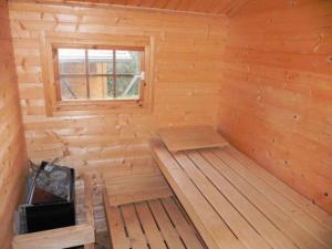un sauna en bois avec un banc et une fenêtre dans l'établissement Vinný sklípek U Nováků, à Vrbovec