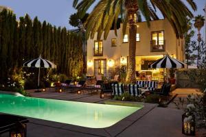uma casa com piscina em frente a um edifício em Cozy Studio With Franklin Village View - 30 Day Minimum Stay em Los Angeles