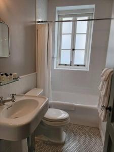 uma casa de banho branca com um WC e um lavatório em Cozy Studio With Franklin Village View - 30 Day Minimum Stay em Los Angeles