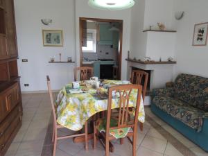- une cuisine avec une table, des chaises et un canapé dans l'établissement Casa vacanza “Belvedere sullo Ionio “, à Rotondella
