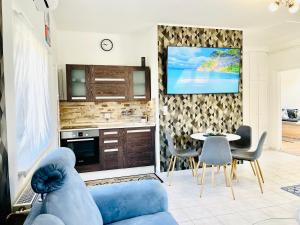 a living room with a couch and a table with chairs at LeskóÉk Wellness & Home in Alsópáhok