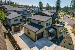 an overhead view of a row of houses in a residential neighborhood at Mini Marshmallow 30 Days minimum apts in Bend