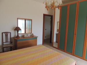 Tempat tidur dalam kamar di Casa vacanza “Belvedere sullo Ionio “