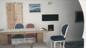 uma sala de estar com mesa e cadeiras em Dar Blanche em Hammamet