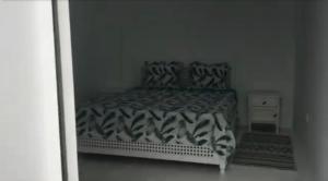 um quarto com uma cama com estampa de zebra e uma mesa de cabeceira em Dar Blanche em Hammamet