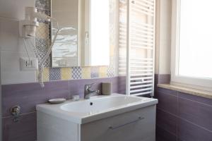 een badkamer met een witte wastafel en een raam bij B&B Monteleone ,12 in Napels +26 foto's