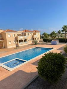 una gran piscina frente a un edificio en Apartamento en la playa de Riumar, en Riumar