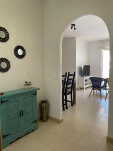 un arco en una sala de estar con mesa y sillas en Apartamento en la playa de Riumar, en Riumar