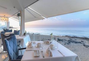 een eettafel met uitzicht op het strand bij Lani's Suites de Luxe - Adults Only in Puerto del Carmen
