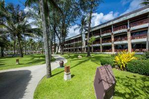 Ein Garten an der Unterkunft Katathani Phuket Beach Resort - SHA Extra Plus