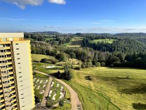 een luchtzicht op een gebouw en een veld bij Penthouse Brockenblick 381 in Braunlage