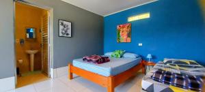 sypialnia z łóżkiem i niebieską ścianą w obiekcie Rancho Acácia São Roque w mieście São Roque