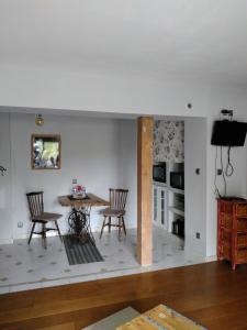 a living room with a table and chairs at Appartement Petite Vallée in Berling