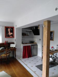 Appartement Petite Vallée في Berling: غرفة معيشة مع طاولة ومطبخ