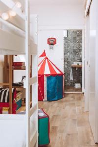 a room with a tent and a basketball hoop at Chão do Ribeirinho 
