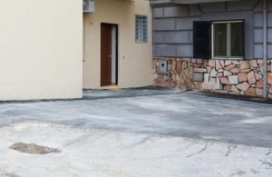 un aparcamiento vacío frente a un edificio en B&B la casa di Vale, en Marigliano